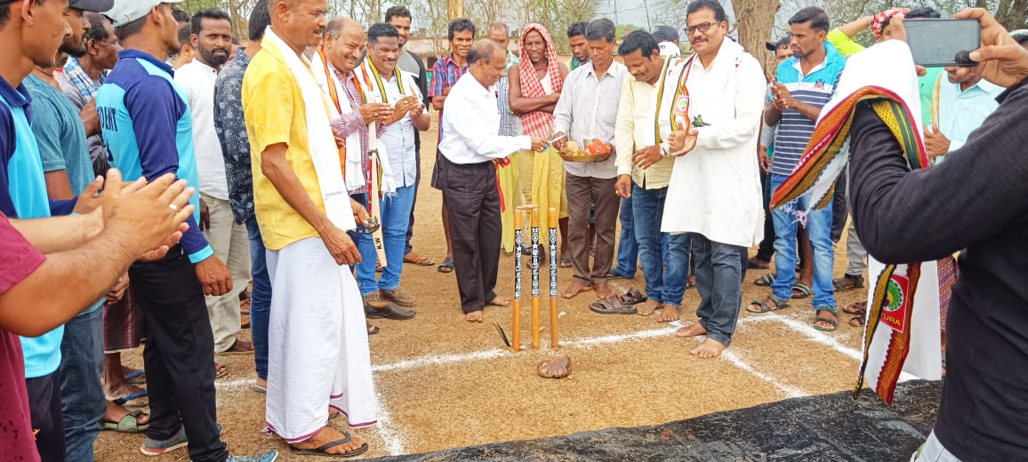 You are currently viewing ମାଁ ମାଣିକେଶ୍ଵରୀ କ୍ରିକେଟ ଟୁର୍ଣ୍ଣାମେଣ୍ଟ ଉଦଘାଟନ ଉତ୍ସବରେ ଯୋଗଦେଲେ ପୂର୍ବତନ ବ୍ଳକ ଅଧ୍ୟକ୍ଷ