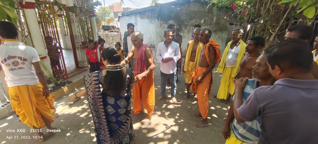 You are currently viewing ପୁରୁଷୋତ୍ତମପୁର ବ୍ଳକ ହାଣ୍ଡିଘର ଗ୍ରାମର ମନ୍ଦିର ପ୍ରତିଷ୍ଠା ର ଏକବର୍ଷ ପୂର୍ତ୍ତି ଉଛବ ରେ ଯୋଗଦେଲେ ଖଲ୍ଲିକୋଟ ବିଧାୟିକା ଓ ସରପଞ୍ଚ ସମିତି ସଭ୍ୟ |