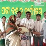 Read more about the article ବିଧାୟକଙ୍କ ଦ୍ଵାରା ଗ୍ରାମ କଣ୍ଠ ପଟ୍ଟା ବଣ୍ଟନ ।