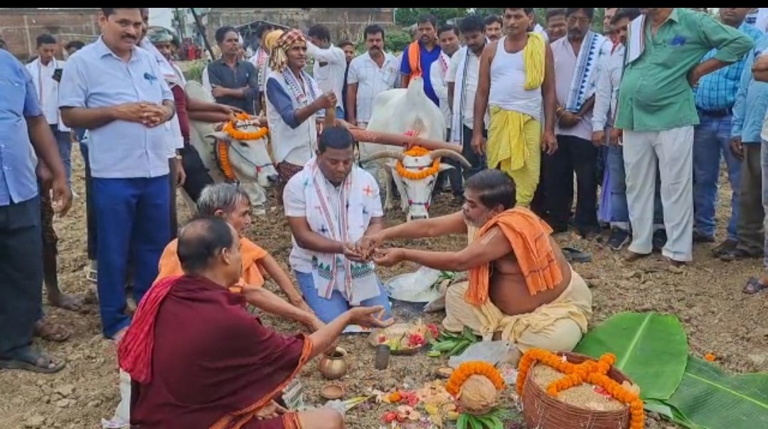 You are currently viewing ଅକ୍ଷୟ ତୃତୀୟ ଅବସରରେ ଚାଷୀ ମାନଙ୍କୁ ନେଇ ଅଖିମୁଠି ଅନୁକୂଳ କରି କୃଷି କାର୍ଯ୍ୟର ଶୁଭଆରମ୍ଭ କରାଯାଇଛି l