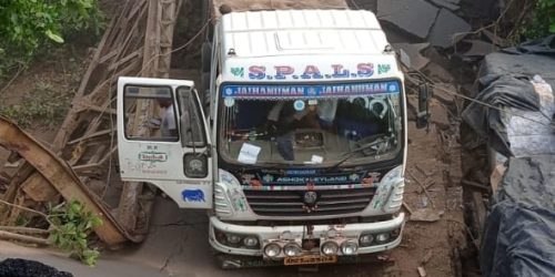 ପାତ୍ରପୁର ରୁ ଆନ୍ଧ୍ର ପ୍ରଦେଶ ଯାତାୟାତ ପଥରେ ଥିବା ବ୍ରିଟିଶ ପୋଲ ଭୁଶୁଡି ଯାତାୟାତ ବନ୍ଦରହିଛି l