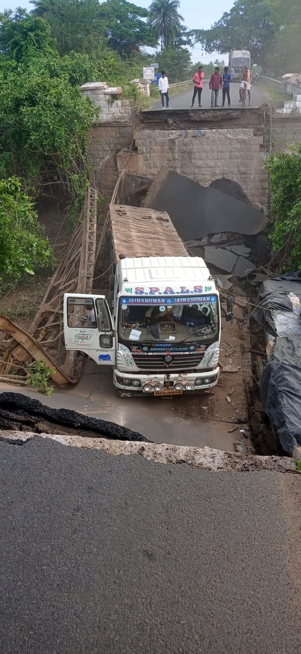You are currently viewing ପାତ୍ରପୁର ରୁ ଆନ୍ଧ୍ର ପ୍ରଦେଶ ଯାତାୟାତ ପଥରେ ଥିବା ବ୍ରିଟିଶ ପୋଲ ଭୁଶୁଡି ଯାତାୟାତ ବନ୍ଦରହିଛି l