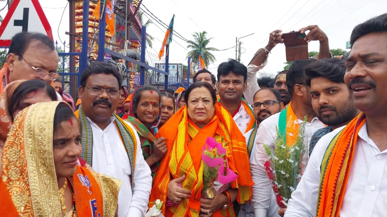 You are currently viewing ଦଣ୍ଡିଶ୍ୱର ଛକରେ କେନ୍ଦ୍ରମନ୍ତ୍ରୀ ଦର୍ଶନା ଜର୍ଦ୍ଦୋସଙ୍କୁ ସ୍ବାଗତ କଲେ ବହୁ ବିଜେପି ନେତା ଓ କର୍ମୀ ।