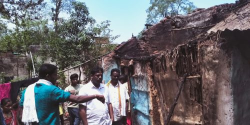 କଇଠଖଣ୍ଡି ଗ୍ରାମରେ ଭୟାବହ ଅଗ୍ନିକାଣ୍ଡ ଘଟି ୪ ପରିବାରର ୮ ବଖରା ଭସ୍ମୀଭୂତ : ସହାୟତା ଯୋଗାଇଲେ ସରପଞ୍ଚ