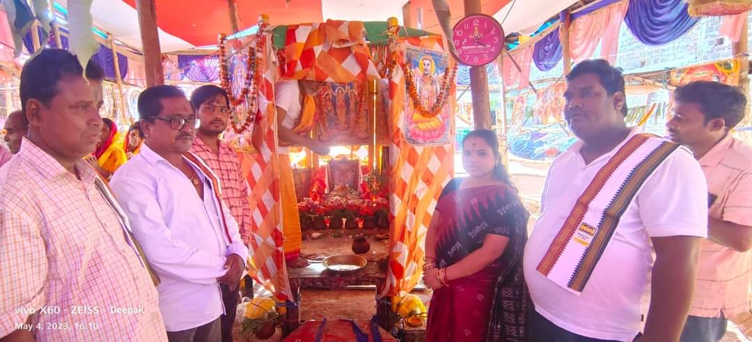 You are currently viewing ସୁନାଥର ଗ୍ରାମରେ ଚାଲିଥିବା ନାମ ଯଜ୍ଞ ରେ ଯୋଗ ଦେଲେ ଖଲ୍ଲିକୋଟ ବିଧାୟିକା