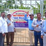 Read more about the article ନରେନ୍ଦ୍ରପୁର ସ୍ଥିତ ଓପିଟିସିଏଲ ର କାର୍ଯ୍ୟକାରୀ ନିର୍ଦ୍ଦେଶକଙ୍କ କାର୍ଯ୍ୟାଳୟ ସମ୍ମୁଖରେ ବିଦ୍ୟୁତ ଶ୍ରମିକ କର୍ମଚାରୀ ଏକତା ମଂଚ ତରଫରୁ ବିକ୍ଷୋଭ ପ୍ରଦର୍ଶନ ।