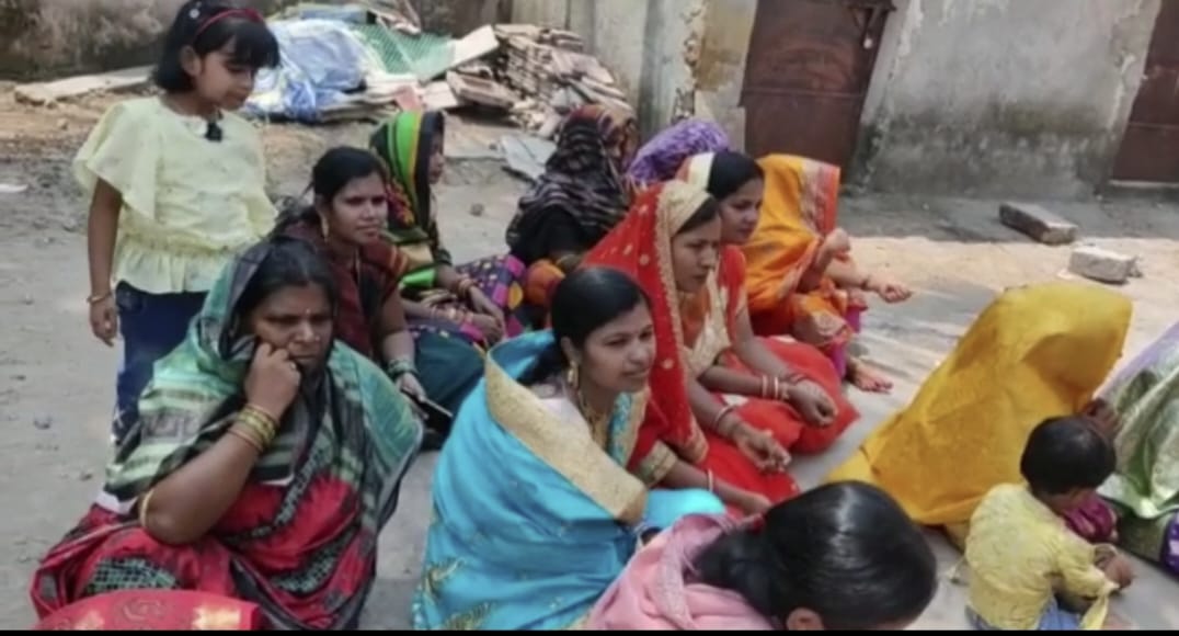 You are currently viewing କୋଦଳା ଜେଲ୍ ପରିସରରେ ସାବିତ୍ରୀ ବ୍ରତ, ଅନ୍ତେବାସୀନି ମାନେ ହନୁମାନ ମନ୍ଦିରରେ ପୂଜା କରି ବ୍ରତ ପାଳିଲେ।