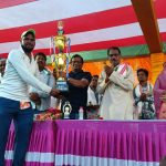 Read more about the article ଗୌତମୀ ଗ୍ରାମରେ ଅନୁଷ୍ଠିତ ହୋଇଥିବା କ୍ରିକେଟ ର ଫାଇନାଲ ମ୍ୟାଚ ରେ ବିଜେତା ଙ୍କୁ ପୁରସ୍କୃତ କଲେ ବିଡ଼ିଓ