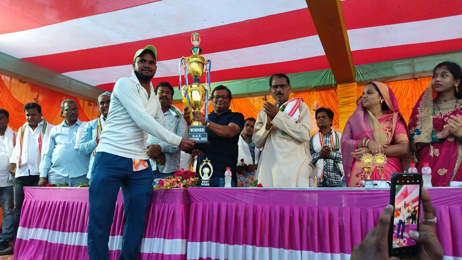 You are currently viewing ଗୌତମୀ ଗ୍ରାମରେ ଅନୁଷ୍ଠିତ ହୋଇଥିବା କ୍ରିକେଟ ର ଫାଇନାଲ ମ୍ୟାଚ ରେ ବିଜେତା ଙ୍କୁ ପୁରସ୍କୃତ କଲେ ବିଡ଼ିଓ