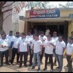 Read more about the article ଓଡିଶା ଡିଜିଟାଲ ମିଡ଼ିଆ ମହାସଂଘ ତରଫରୁ ସାମ୍ବାଦିକଙ୍କୁ ଆକ୍ରମଣକୁ ନେଇ ନିଆଳି ଥାନା ଅଧିକାରୀ ବିଜୟ ମଲିକଙ୍କୁ ସାକ୍ଷାତ ।