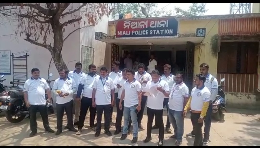 You are currently viewing ଓଡିଶା ଡିଜିଟାଲ ମିଡ଼ିଆ ମହାସଂଘ ତରଫରୁ ସାମ୍ବାଦିକଙ୍କୁ ଆକ୍ରମଣକୁ ନେଇ ନିଆଳି ଥାନା ଅଧିକାରୀ ବିଜୟ ମଲିକଙ୍କୁ ସାକ୍ଷାତ ।
