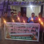 Read more about the article ଭୟଙ୍କର ଟ୍ରେନ ଦୁର୍ଘଟଣା ଘଟଣା : କନ୍ଧମାଳ ଜିଲ୍ଲା ଉତ୍କଳ ସାମ୍ବାଦିକ ସଂଘ ତରଫରୁ ଦୀପ ଦାନ ସହ ଶ୍ରଦ୍ଧାଞ୍ଜଳି