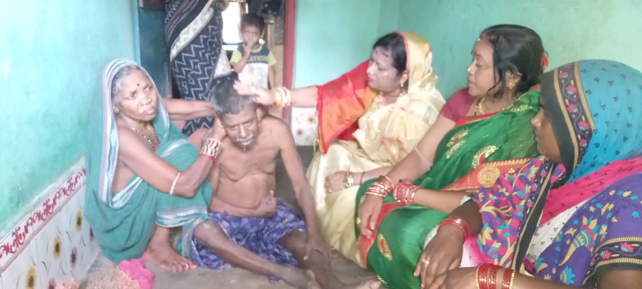 You are currently viewing ପକ୍ଷାଘାତ ରେ ଆକ୍ରାନ୍ତ ଙ୍କୁ ସହାୟତା ପ୍ରଦାନ କଲେ ପୂର୍ବତନ ନଗରପାଳ