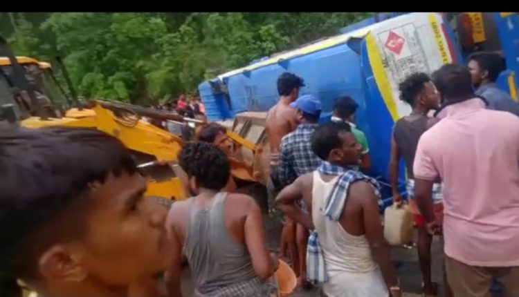 You are currently viewing ଗଦ୍ରିଙ୍ଗିଆ ଘାଟିରେ ପେଟ୍ରୋଲ ଟ୍ରକ ଓଲଟିଲା : ଗାଈର ମୃତ୍ୟୁ