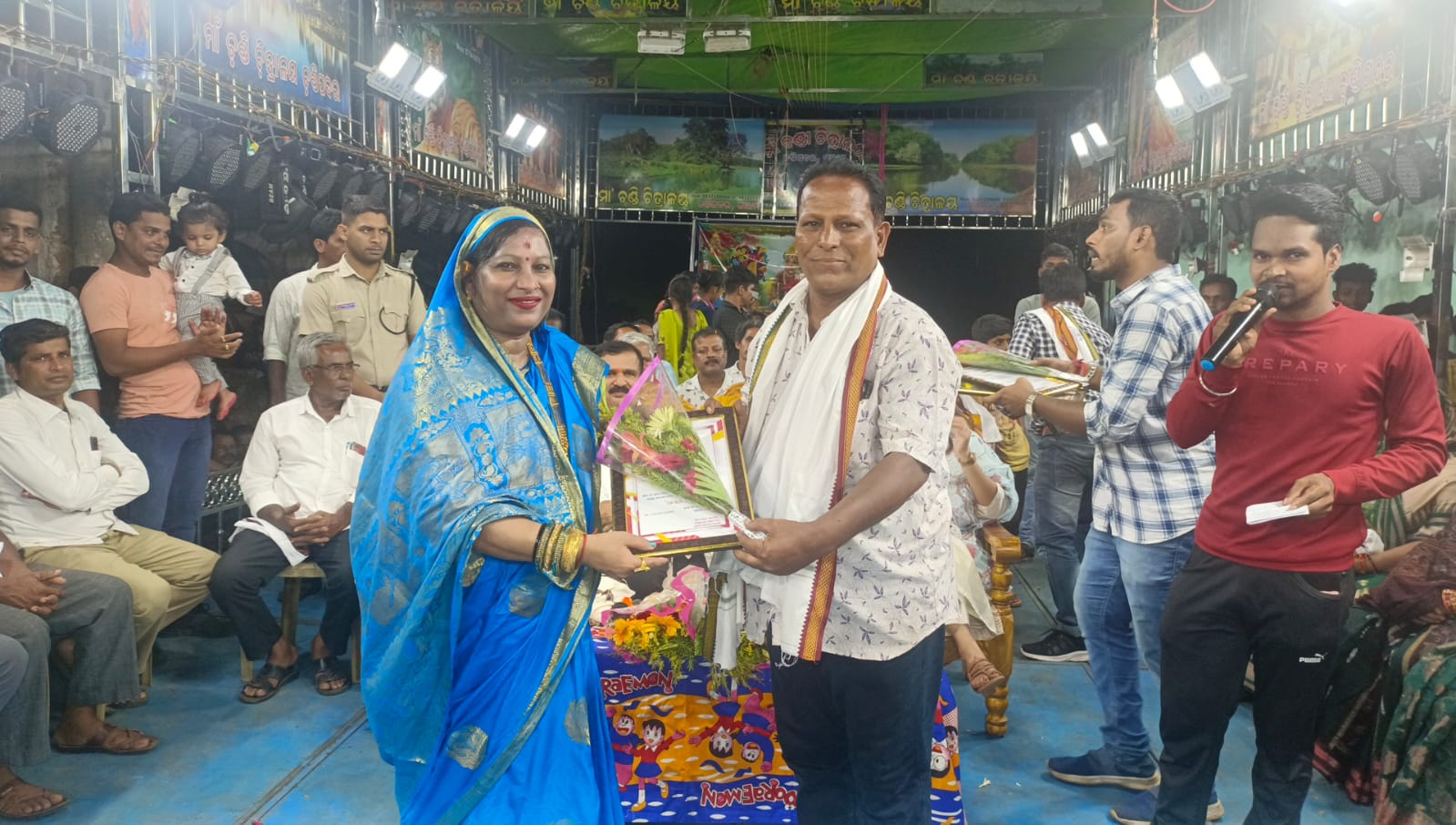 You are currently viewing ଏସ୍ ଛଚିନା ଠାରେ ସାମାଜିକ ନାଟକକୁ ଉଦଘାଟନ କଲେ ପୂର୍ବତନ କୋଦଳା ନଗରପାଳ, ନାଟ୍ଯକାର ଓ ବହୁ ନିର୍ଦେଶକକୁଂ ସମ୍ବର୍ଦ୍ଧନା