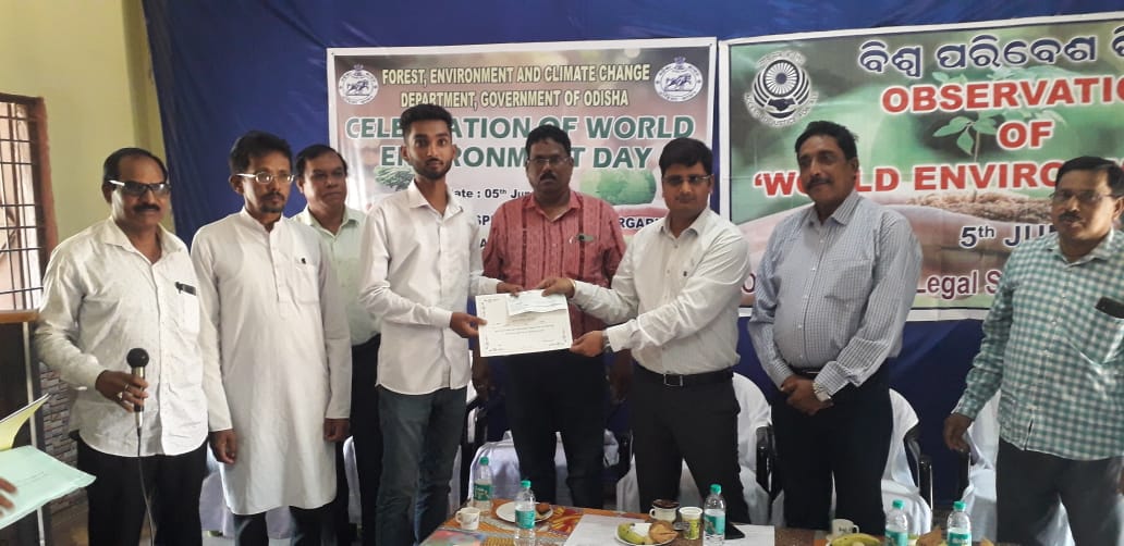 You are currently viewing ପ୍ରକୃତି ବନ୍ଧୁ ପୁରସ୍କାର ରେ ସମ୍ମାନିତ ହେଲେ ଯୁବ ସମାଜସେବୀ ତଥା ପର୍ବତାରୋହୀ ଆଶୀର୍ବାଦ ମହାପାତ୍ର l