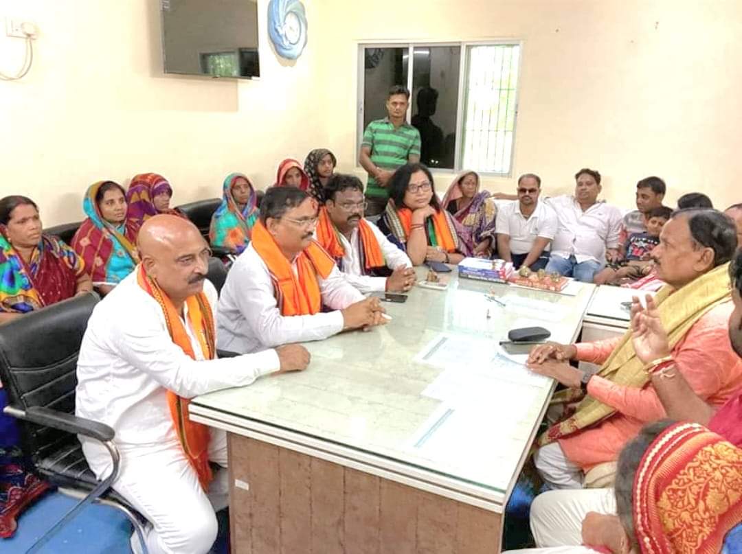 You are currently viewing କୋଦଳା ଏନଏସି ରେ କେନ୍ଦ୍ରୀୟ ଟିମ୍, କେନ୍ଦ୍ର ଯୋଜନାର ଲାଭାର୍ଥୀକଂ ସହ ଆଲୋଚନା।