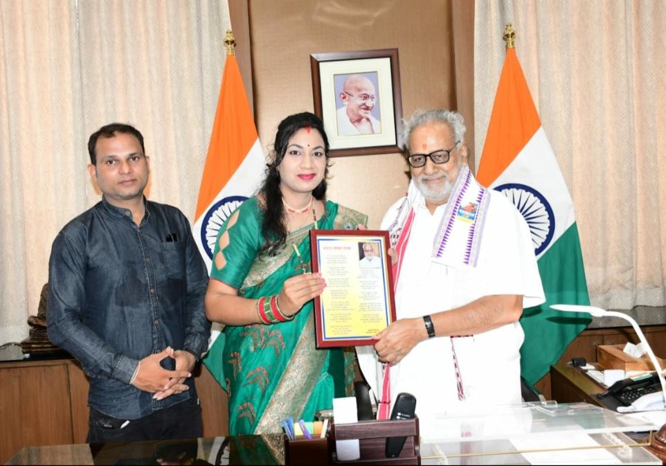 You are currently viewing ରାଜ୍ୟପାଳଙ୍କୁ ଭେଟିଲେ ସମାଜସେବୀ ଶୁଭଶ୍ରୀ ମହାପାତ୍ର