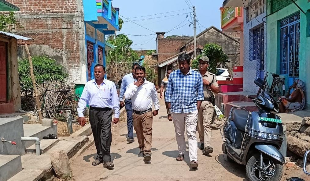 You are currently viewing ଶୋକସନ୍ତପ ଅଧ୍ଯକ୍ଷାଙ୍କ ପରିବାରକୁ ସମବେଦନା ଜ୍ଞାପନ କଲେ ଜିଲ୍ଲାପାଳ ଓ ନଗର ଉନ୍ନୟନ ମନ୍ତ୍ରୀ