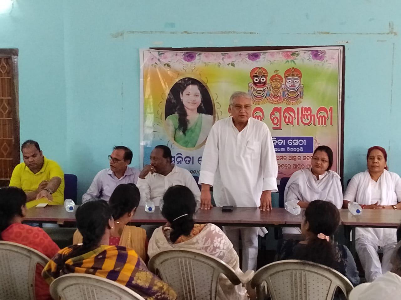 You are currently viewing ଅଧ୍ଯକ୍ଷାଙ୍କ ଫୋଟ ଚିତ୍ରରେ ପୁଷ୍ପମାଲ୍ୟ ଦେଇ ଶ୍ରଦ୍ଧାଞ୍ଜଳି ଜଣାଇଲା ଦିଗପହଣ୍ଡି ବିଜୁ ଜନତା ଦଳ