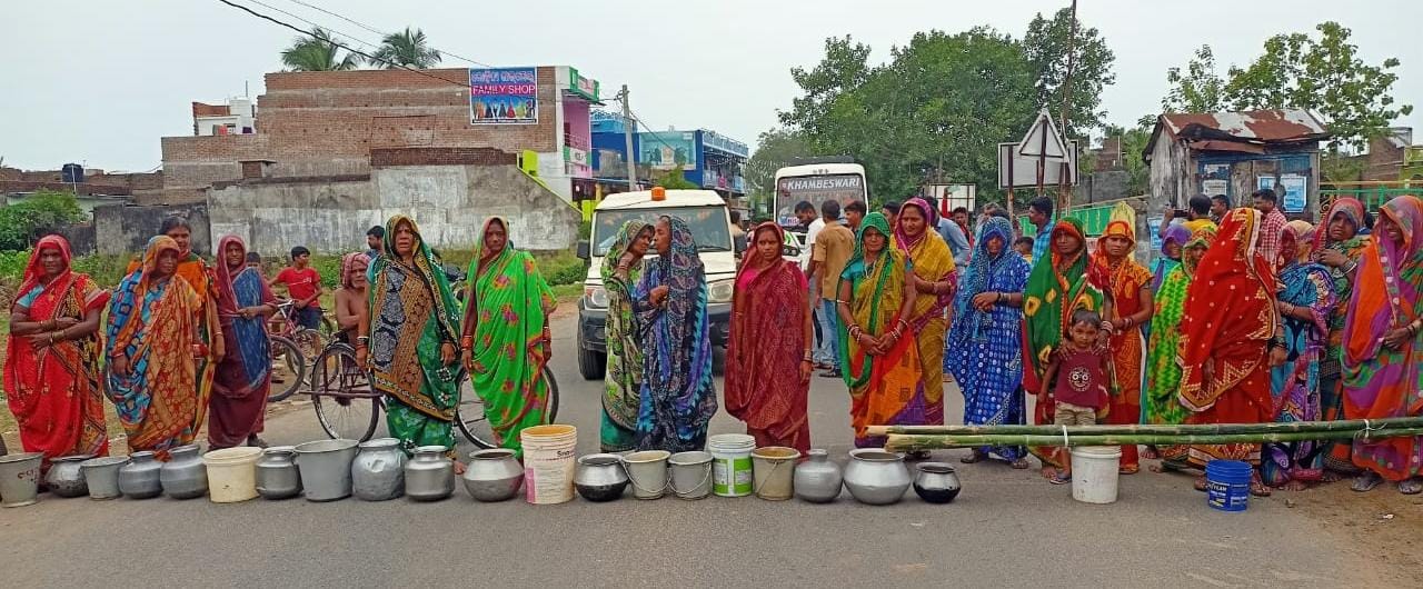 You are currently viewing ପାନୀୟଜଳ ପାଇଁ ହାହାକାର ପାଟପୁର ଗ୍ରାମବାସୀ : ହାଣ୍ଡି ମାଠିଆ ରାଜରାସ୍ତାରେ ଆନ୍ଦୋଳନ