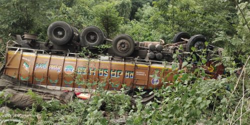 ତପ୍ତପାଣି ଘାଟିରେ ଓଲଟିଲା ଚାଉଳ ବୋଝେଇ ଟ୍ରକ