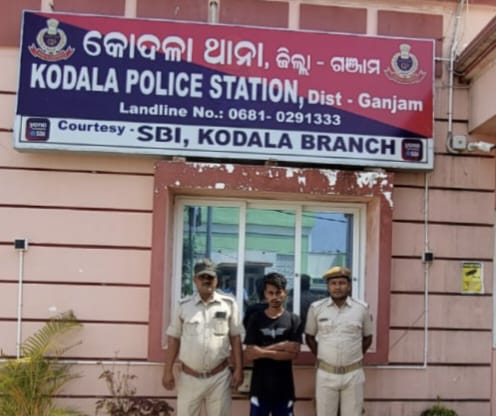You are currently viewing ମରଣାନ୍ତକ ଆକ୍ରମଣ ଅଭିଯୋଗରେ କୋଦଳା ପୋଲିସ ଦ୍ବାରା ଜଣେ ଗିରଫ ।କୋଦଳାଜଣେ ବ୍ୟକ୍ତିଙ୍କୁ କାତିରେ ମରଣାନ୍ତକ ଆକ୍ରମଣ କରିଥିବା ଅଭିଯୋଗରେ ନୂଆଁ ଦିଗିରୁ ଅଭିଯୁକ୍ତକୁ ଗିରଫ କରି କୋର୍ଟ ଚାଲାଣ କରିଛି କୋଦଳା ପୋଲିସ।