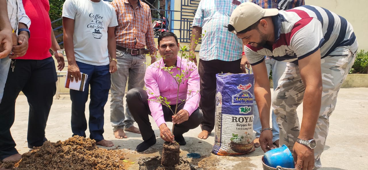 You are currently viewing ନାରାୟଣୀ ମନ୍ଦିରରେ କୋଦଳା ପୋଲିସ ପକ୍ଷରୁ ବୃକ୍ଷରୋପଣ କାର୍ଯ୍ଯକ୍ରମ ଅନୁଷ୍ଠିତ