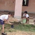 Read more about the article ବିଦ୍ୟାଳୟରେ ଛାତ୍ର କରୁଛନ୍ତି ଶ୍ରମିକ କାର୍ଯ୍ଯ, ଭିଡିଓ ଭାଇରାଲ ପରେ ତଦନ୍ତ କରିବାକୁ କହିଲେ ଏବିଇଓ