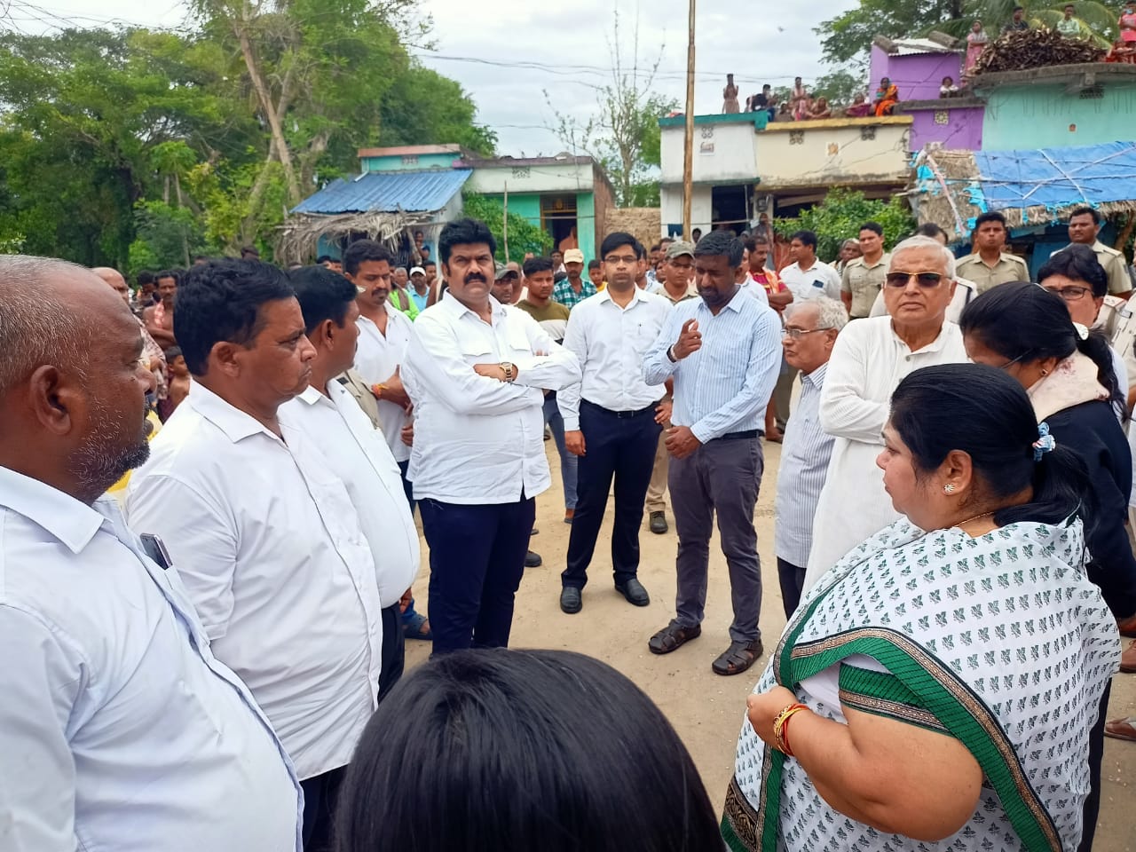 You are currently viewing ଭୟାନକ ବସ୍ ଦୁର୍ଘଟଣା : ଶୋକାକୁଳ ପରିବେଶରେ ଗାଁ ଶ୍ମଶାନରେ ଶବ ସତ୍କାର , ଦୁଃଖ ପ୍ରକାଶ କଲେ ପ୍ରଧାନ ମନ୍ତ୍ରୀ ଓ ମୁଖ୍ୟମନ୍ତ୍ରୀ