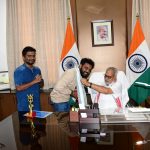 Read more about the article ଗୁରୁ କ୍ରୀଷ୍ଣା ଡିକେ ଓ ସୀମାଞ୍ଚଳ ଙ୍କୁ ସମ୍ୱର୍ଦ୍ଧିତ କଲେ ରାଜ୍ୟପାଳ