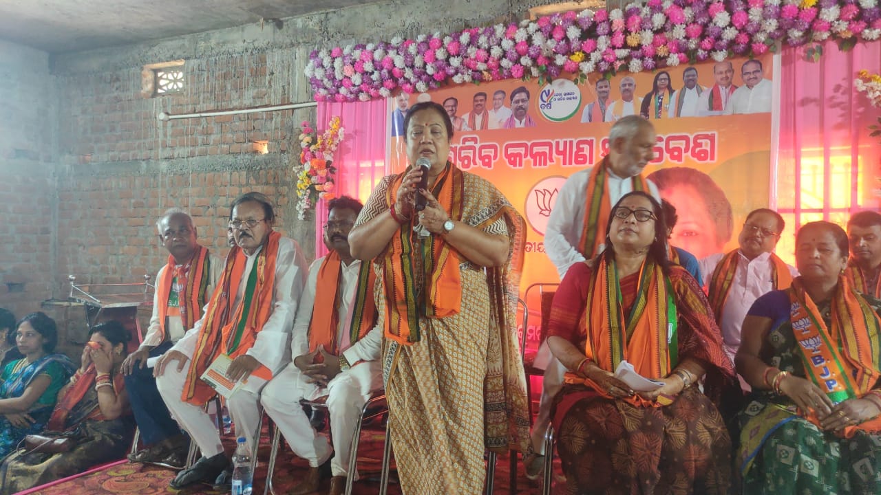 You are currently viewing ନରେନ୍ଦ୍ର ମୋଦୀଙ୍କ ୯ ବର୍ଷ ପୂର୍ତ୍ତି ଅବସରରେ ଭାଜପାର ମହାଜନ ସଂପର୍କ ଅଭିଯାନର “ଗରିବ କଲ୍ୟାଣ ସମାବେଶ” ରେ କେନ୍ଦ୍ର ରେଳ ଓ ବୟନଶିଳ୍ପ ରାଷ୍ଟ୍ରମନ୍ତ୍ରୀ ଶ୍ରୀମତୀ ଦର୍ଶନା ଜର୍ଦୋଷ ମୁଖ୍ୟ ଅତିଥି ଭାବେ ଯୋଗଦାନ