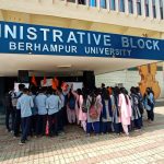 Read more about the article ପରୀକ୍ଷା ଘୁଞ୍ଚାଇବା ପ୍ରତିବାଦ ରେ ବ୍ରହ୍ମପୁର ଭଞ୍ଜ ବିହାର ବିଶ୍ୱ ବିଦ୍ୟାଳୟ ଆଗରେ ଧାରଣ ।