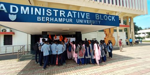 ପରୀକ୍ଷା ଘୁଞ୍ଚାଇବା ପ୍ରତିବାଦ ରେ ବ୍ରହ୍ମପୁର ଭଞ୍ଜ ବିହାର ବିଶ୍ୱ ବିଦ୍ୟାଳୟ ଆଗରେ ଧାରଣ ।