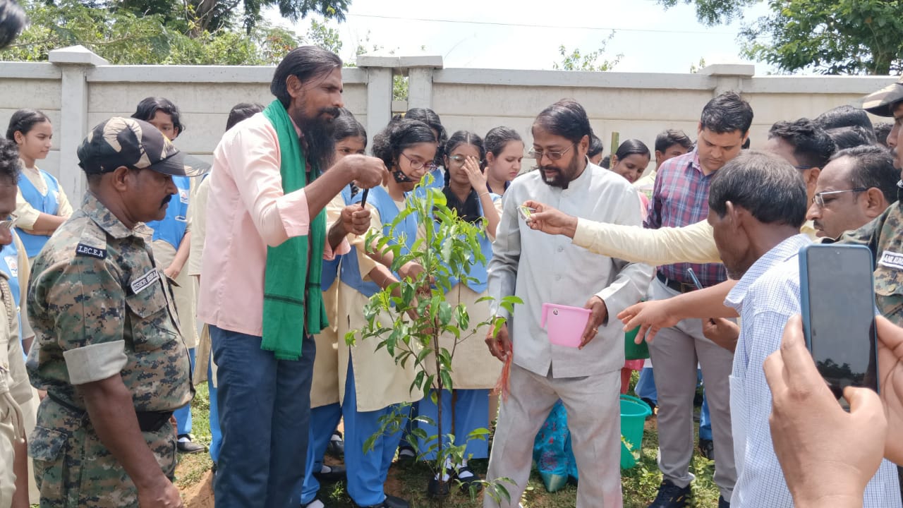 You are currently viewing ୪୨ ମୌଜାସ୍ଥ ଓଡ଼ିଶା ଆଦର୍ଶ ବିଦ୍ୟାଳୟରେ ୭୪ତମ ବନ ମହୋତ୍ସବ ପାଳିତ