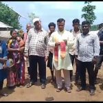 Read more about the article ଚାଉଳ ପାଇଁ 44କିମି, ରାସ୍ତା ନଥିବା ଯୋଗୁଁ ରୋଗୀ ଦୋଳାରେ,ଦାବୀ ପୂରଣ ନହେଲେ ବ୍ଲକ ଘେରାଉ