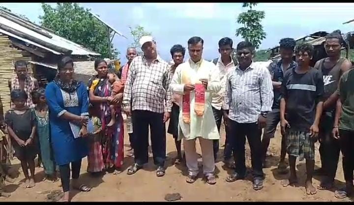 You are currently viewing ଚାଉଳ ପାଇଁ 44କିମି, ରାସ୍ତା ନଥିବା ଯୋଗୁଁ ରୋଗୀ ଦୋଳାରେ,ଦାବୀ ପୂରଣ ନହେଲେ ବ୍ଲକ ଘେରାଉ