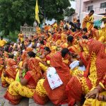 Read more about the article ନୂତନ ମନ୍ଦିର ବିଗ୍ରହ ପ୍ରତିଷ୍ଠା ନିମନ୍ତେ ଦିଗପହଣ୍ଡି ସହର ଉତ୍ସବ ମୁଖର : କଳସ ଯାତ୍ରାରେ ଯୋଗଦେଲେ ୧୦୮ ମହିଳା