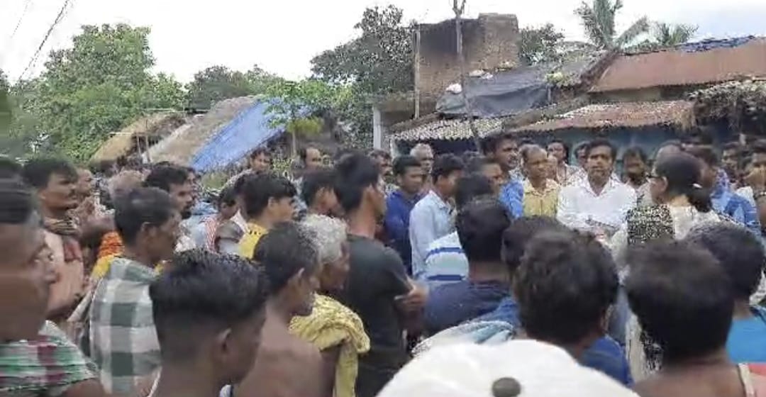 You are currently viewing ଆବାସ ଗୃହ ହିତାଧିକାରୀଙ୍କ ଇଟା ଜବତ କରିବାକୁ ଯାଇଥିଲେ ତହସିଲଦାର, ଉତ୍ତେଜନା ପରେ ଚାଲି ଆସିଲେ