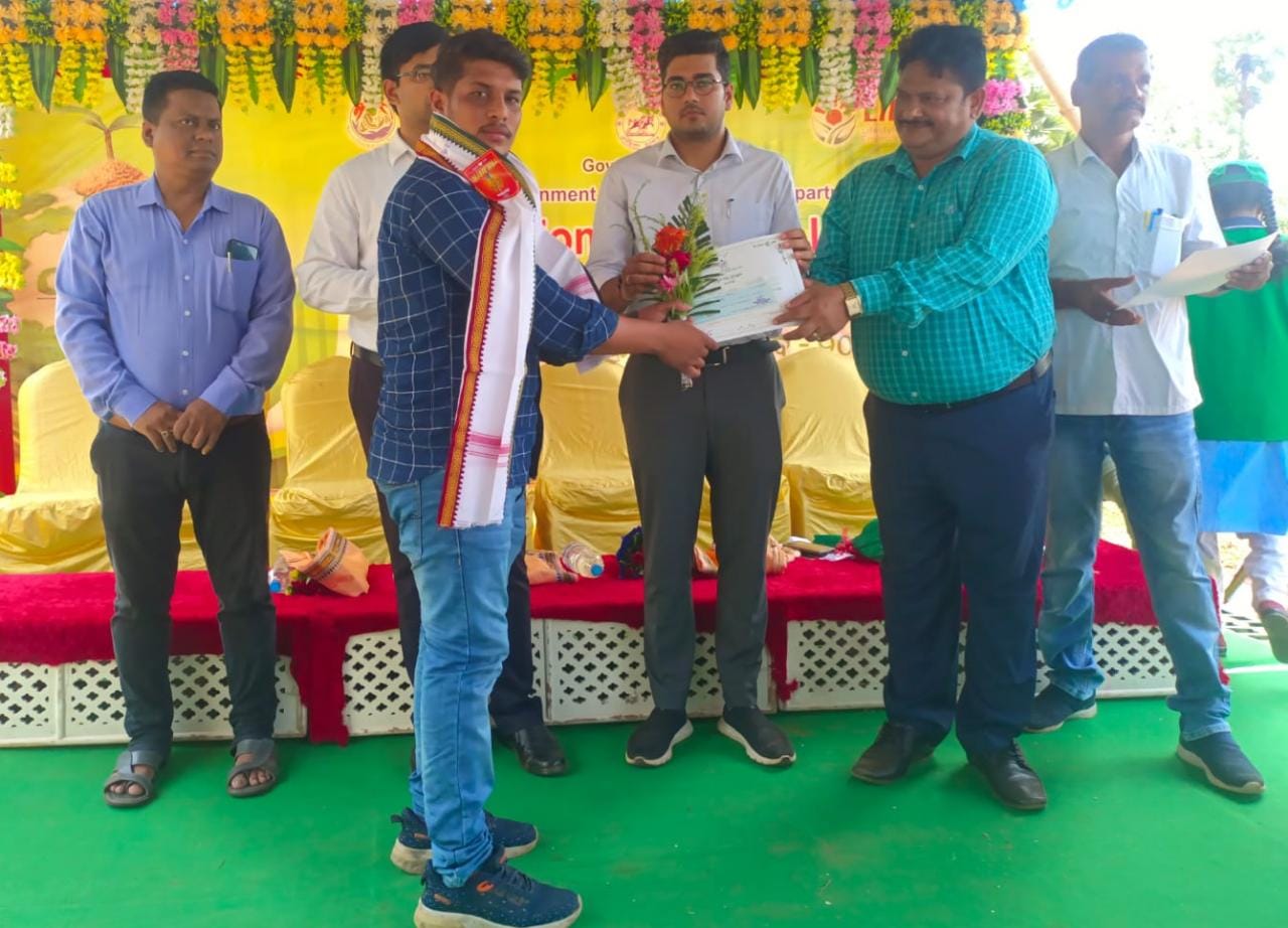 You are currently viewing ଦିଗପହଣ୍ଡି ବନାଞ୍ଚଳ ପାରା ବନ କର୍ମଚାରୀ ସଂଗ୍ରାମ ପାଇଲେ ପ୍ରକୃତି ବନ୍ଧୁ ପୁରସ୍କାର