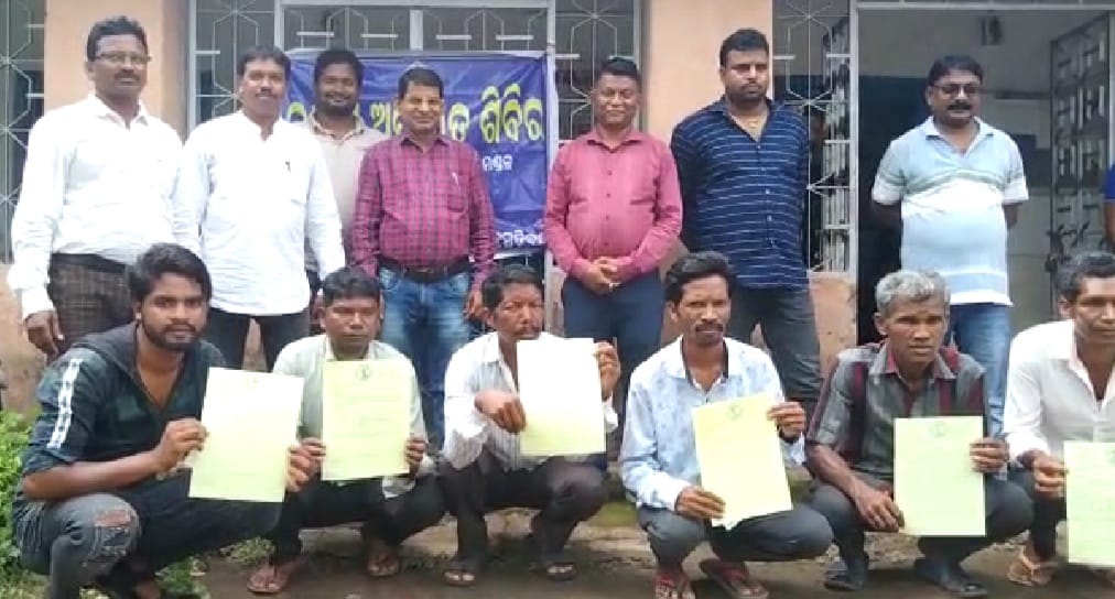 You are currently viewing ତହସିଲଦାରଙ୍କ ଦ୍ୱାରା ଘରେ ଘରେ ପଟା ବଣ୍ଟନ