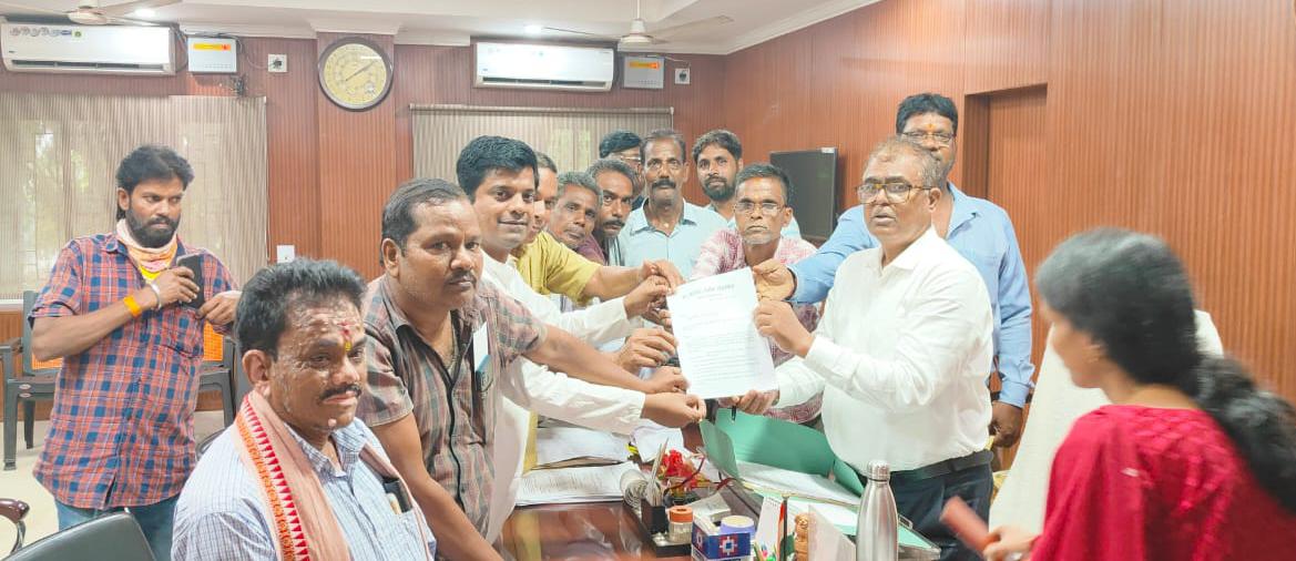 You are currently viewing ୪୨ମୌଜ଼ା ବଣିକ ମହାସଙ୍ଘ ତରଫରୁ ଯୁବ ସମାଜସେବୀ ଇଂ. ପ୍ରକାଶ ଚଂଦ୍ର ସେଠୀଙ୍କ ନେତୃତ୍ୱରେ କଟକ ଜିଲ୍ଲାପାଳଙ୍କୁ ଦାବିପତ୍ର ପ୍ରଦାନ ।