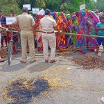 Read more about the article ଗ୍ରାମରେ ଦେଶୀମଦ ବିକ୍ରିକୁ ନେଇ ରାଜରାସ୍ତାକୁ ଓହ୍ଲାଇଲେ ମହିଳା : ଟାୟାର ଜାଳି ୩ ଘଣ୍ଟା ରାସ୍ତା ଅବରୋଧ