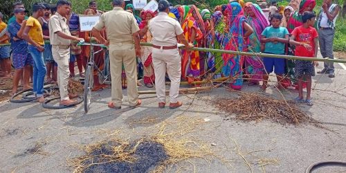 ଗ୍ରାମରେ ଦେଶୀମଦ ବିକ୍ରିକୁ ନେଇ ରାଜରାସ୍ତାକୁ ଓହ୍ଲାଇଲେ ମହିଳା : ଟାୟାର ଜାଳି ୩ ଘଣ୍ଟା ରାସ୍ତା ଅବରୋଧ