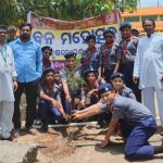Read more about the article ଦିଗପହଣ୍ଡି ସରସ୍ଵତୀ ଶିଶୁ ବିଦ୍ୟାମନ୍ଦିର ପରିସରରେ ବନ ମହୋତ୍ସବ ପାଳିତ