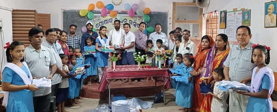 You are currently viewing ଖମ୍ବାରୀ ଗାଁ ବିଦ୍ୟାଳୟରେ ପୋଷାକ ବିତରଣ ଉତ୍ସବ ଅନୁଷ୍ଠିତ