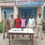 Read more about the article ମହୁଡା ଡବଲ ମର୍ଡର ମାମଲାରେ ପୂର୍ବତନ ସରପଞ୍ଚ ସମେତ ୩ ଗିରଫ : ମାରଣାସ୍ତ୍ର ଜବତ