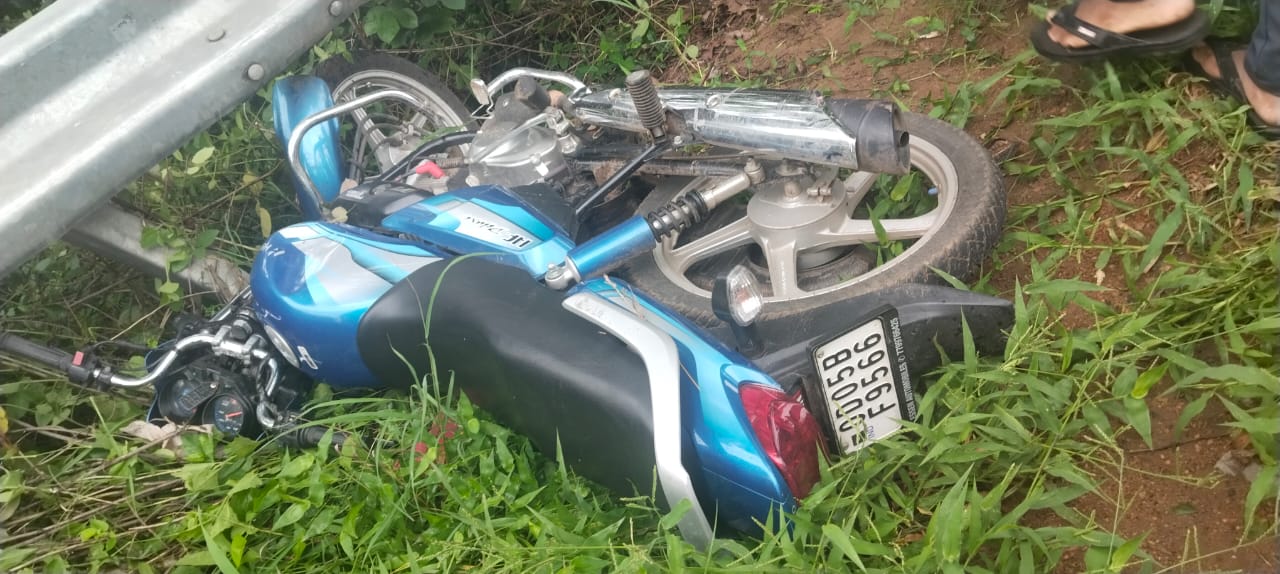 You are currently viewing ତପ୍ତପାଣି ଘାଟିରେ ଦୁର୍ଘଟଣା : ୧୫ ଫୁଟ ତଳକୁ ଖସିଲା ବାଇକ , ଚାଳକ ମୃତ