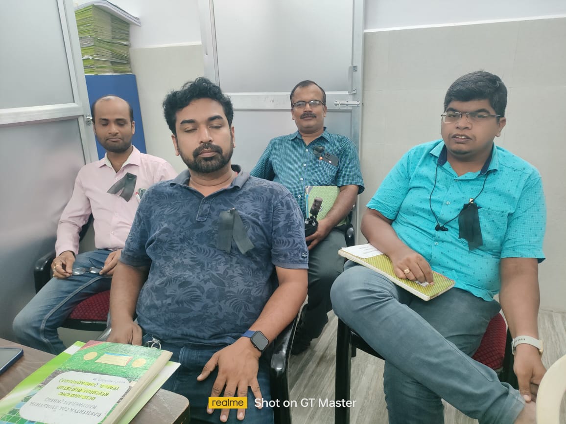 You are currently viewing ବମକୋଇ ଗୋଷ୍ଠୀ ସ୍ୱାସ୍ଥ୍ୟକେନ୍ଦ୍ର ଆୟୁଷ୍ ଡାକ୍ତର କଳା ବ୍ୟାଜ ପରିଧାନ