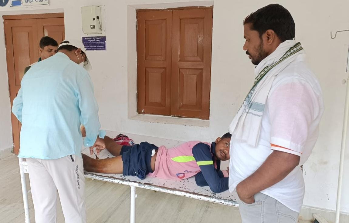 You are currently viewing କୁମ୍ଭୀର ଆକ୍ରମଣରେ ଯୁବକ ଗୁରୁତର : କୁମ୍ଭୀର ଉଦ୍ଧାର କରି ଅନ୍ୟତ୍ର ସ୍ଥାନାନ୍ତର ନେଇ ବନବିଭାଗ ଉପରେ ତାତିଲେ ଗ୍ରାମବାସୀ